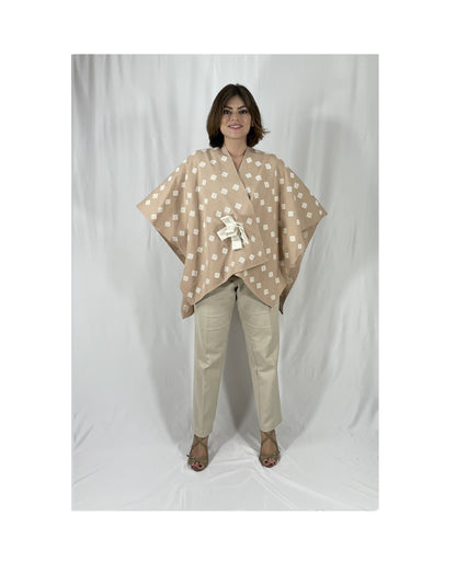 Poncho Algodón con Flor Larrainzar color beige, vista frontal en modelo.