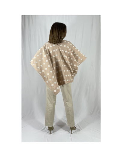 Poncho Algodón con Flor Larrainzar color beige, vista posterior en modelo.