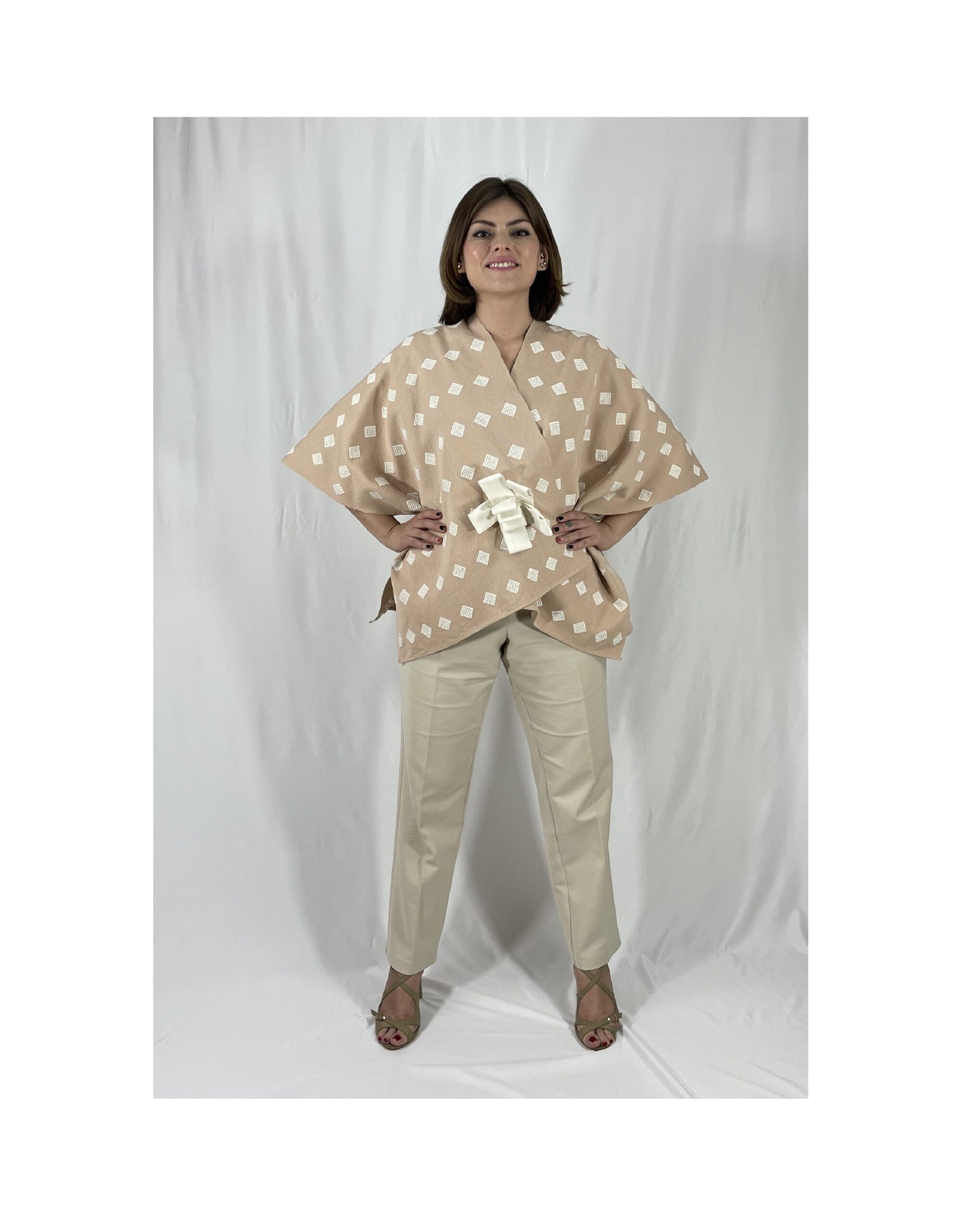 Poncho Algodón con Flor Larrainzar color beige, vista frontal en modelo.