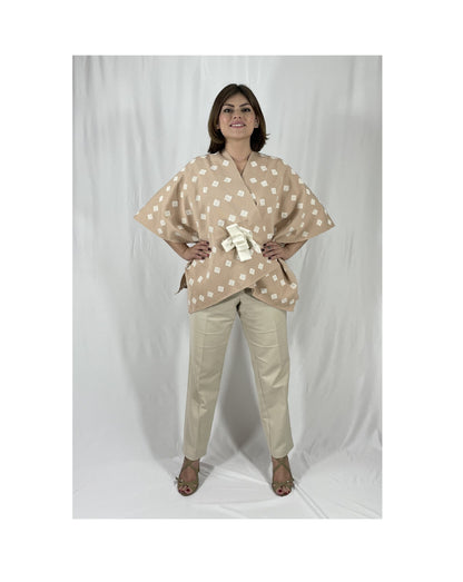 Poncho Algodón con Flor Larrainzar color beige, vista frontal en modelo.