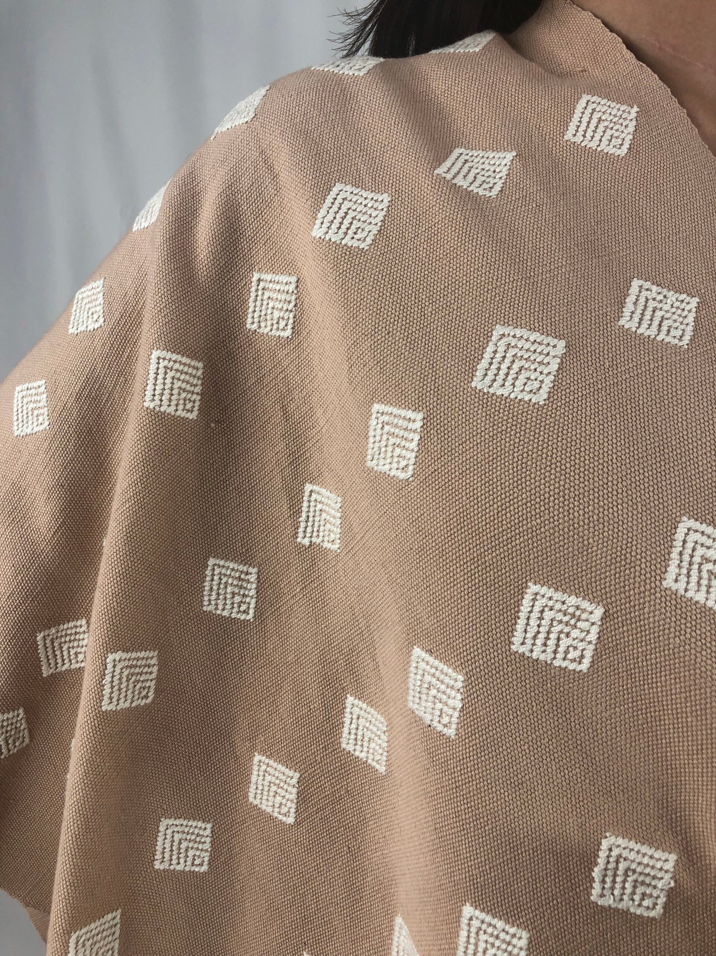 Poncho Algodón con Flor Larrainzar beige detalle del telar.