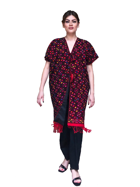 Poncho Larráinzar Flecos Forrado, vista frontal en modelo.