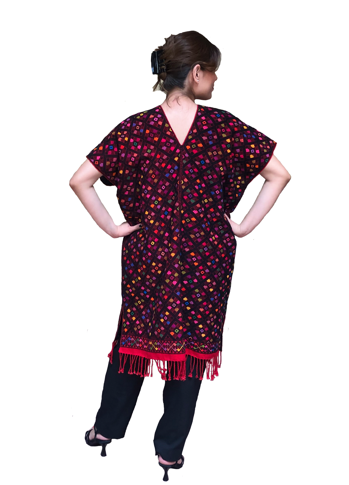 Poncho Larráinzar Flecos Forrado, vista posterior en modelo.