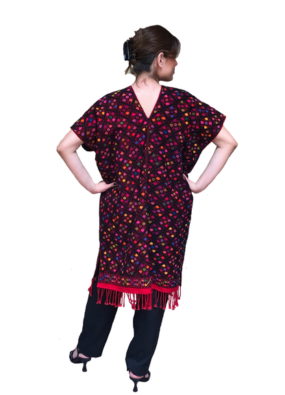 Poncho Larráinzar Flecos Forrado, vista posterior en modelo.