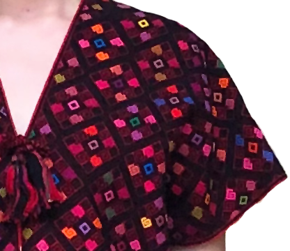 Poncho Larráinzar Flecos Forrado, detalle del bordado.