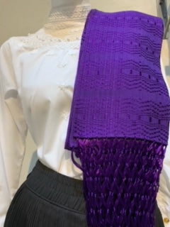 Rebozo comitán flecos tejidos color morado, acercamiento.