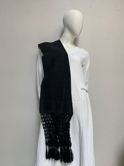 Rebozo comitán flecos tejidos color negro.