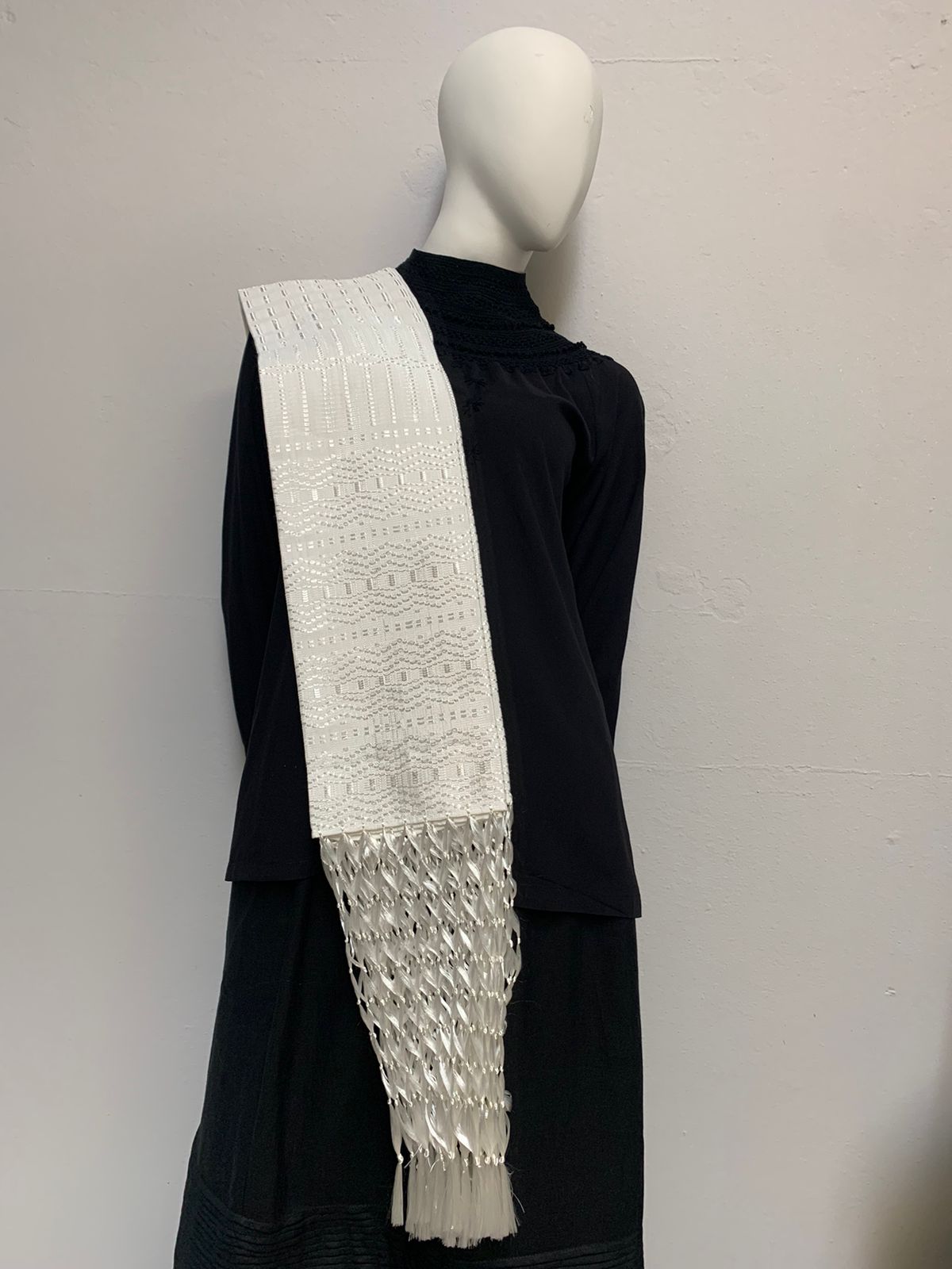 Rebozo comitán flecos tejidos color perla