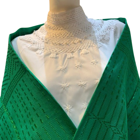 Rebozo comitán flecos tejidos color verde, detalles de cerca.