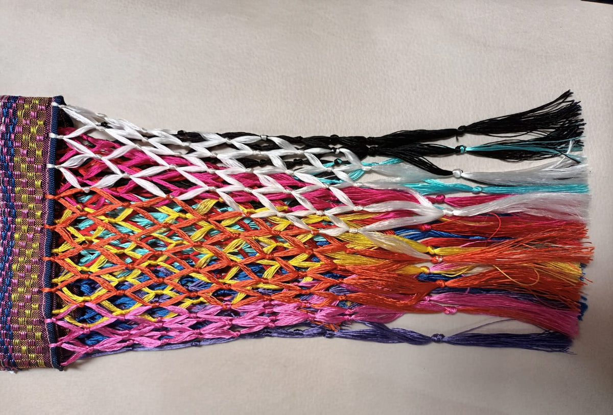 Rebozo grecas flecos colores detalle de los flecos.