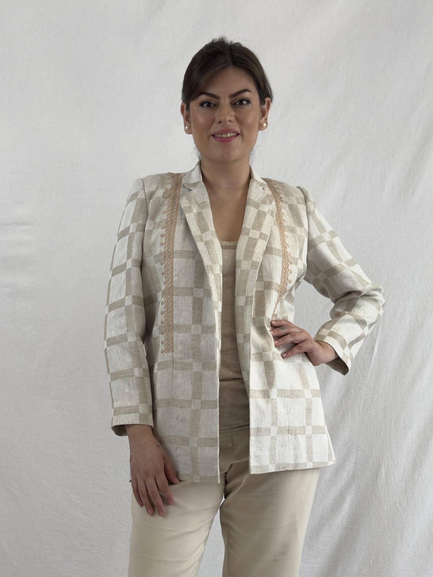 Saco Chiapas lino bordado Chamula color beige a cuadros, vista frontal en modelo.