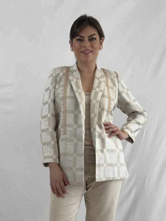 Saco Chiapas lino bordado Chamula color beige a cuadros, vista frontal en modelo.