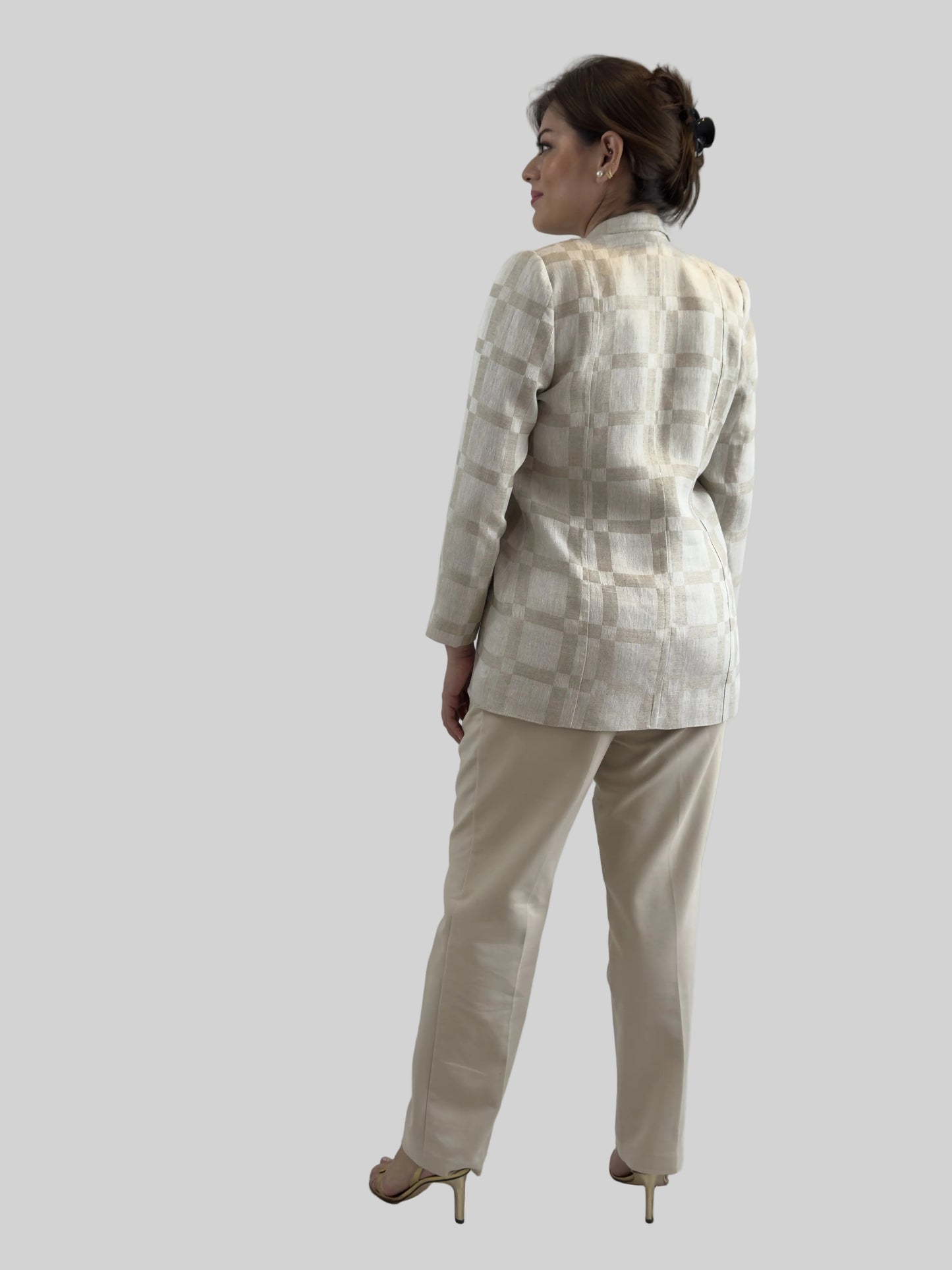 Saco Chiapas lino bordado Chamula color beige a cuadros, vista posterior en modelo.
