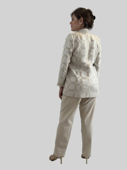 Saco Chiapas lino bordado Chamula color beige a cuadros, vista posterior en modelo.