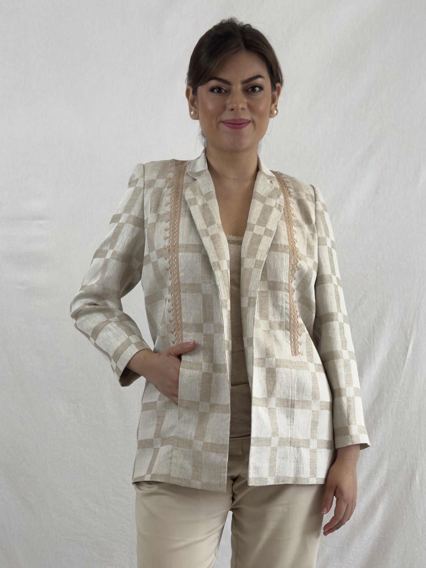 Saco Chiapas lino bordado Chamula color beige a cuadros, vista frontal en modelo, detalle de los bolsillos.