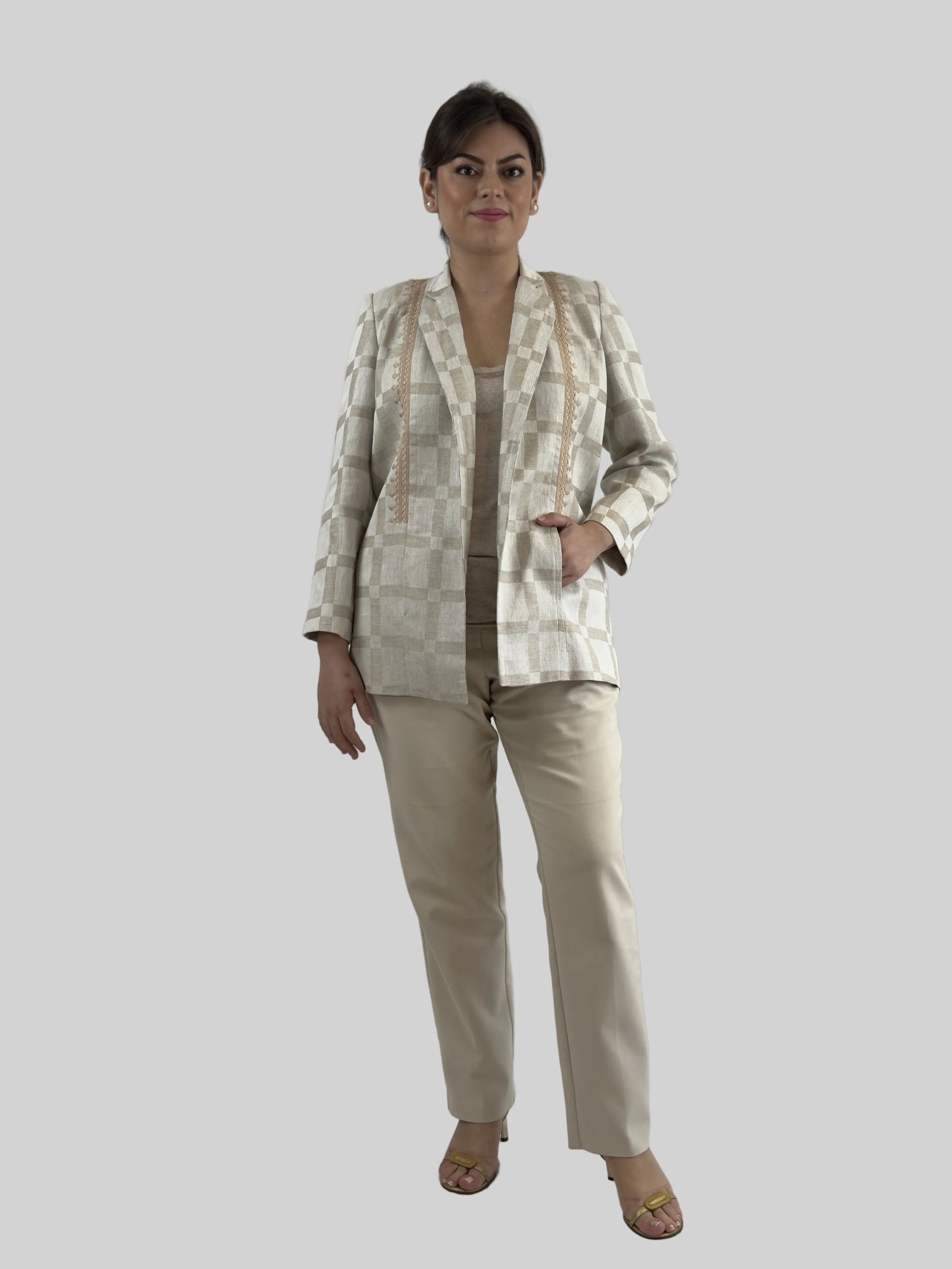 Saco Chiapas lino bordado Chamula color beige, detalle de los bolsillos en modelo.