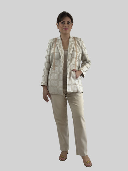 Saco Chiapas lino bordado Chamula color beige, detalle de los bolsillos en modelo.