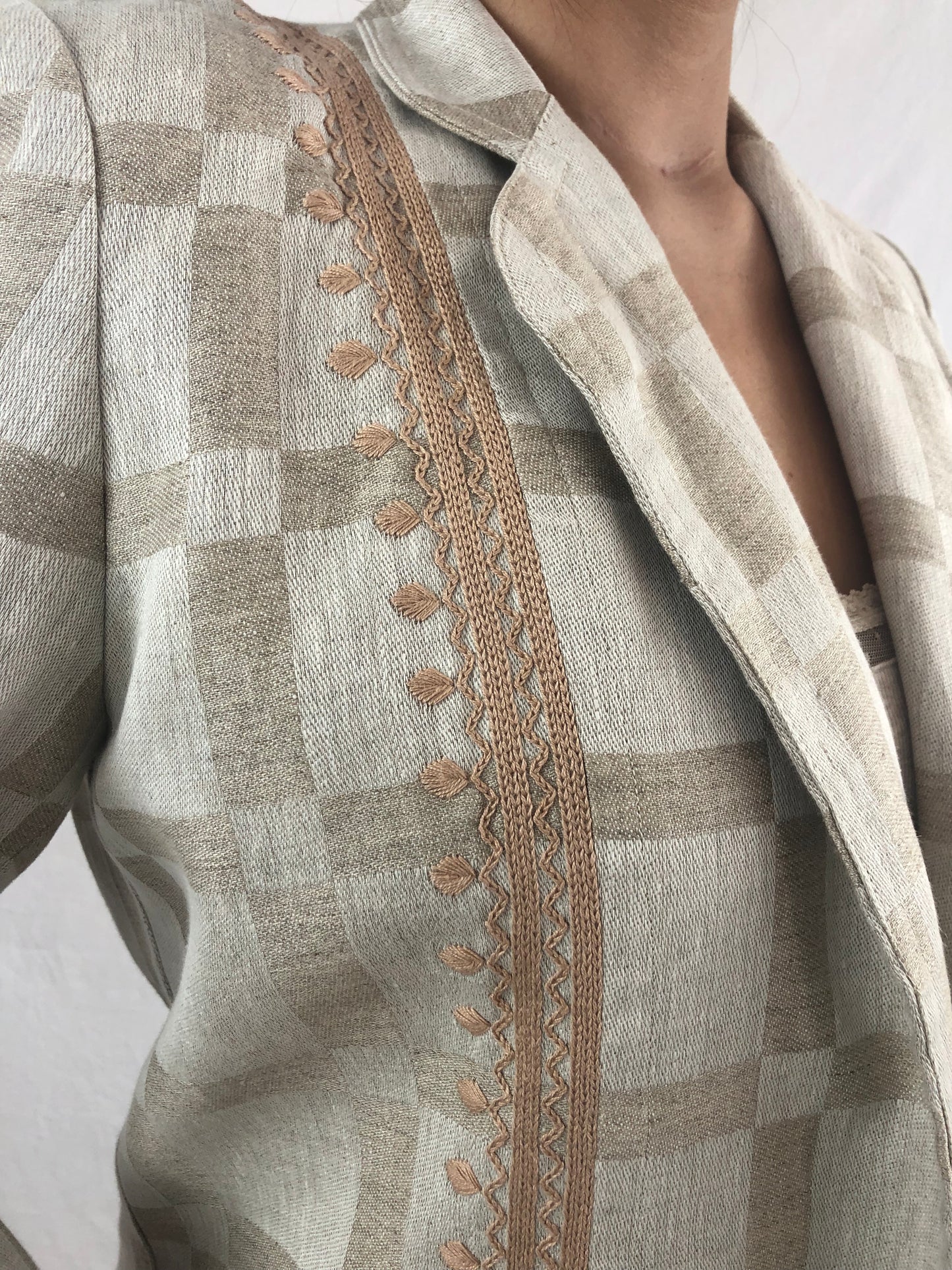 Saco Chiapas lino bordado Chamula color beige a cuadros, detalle del bordado en vertical en color beige.
