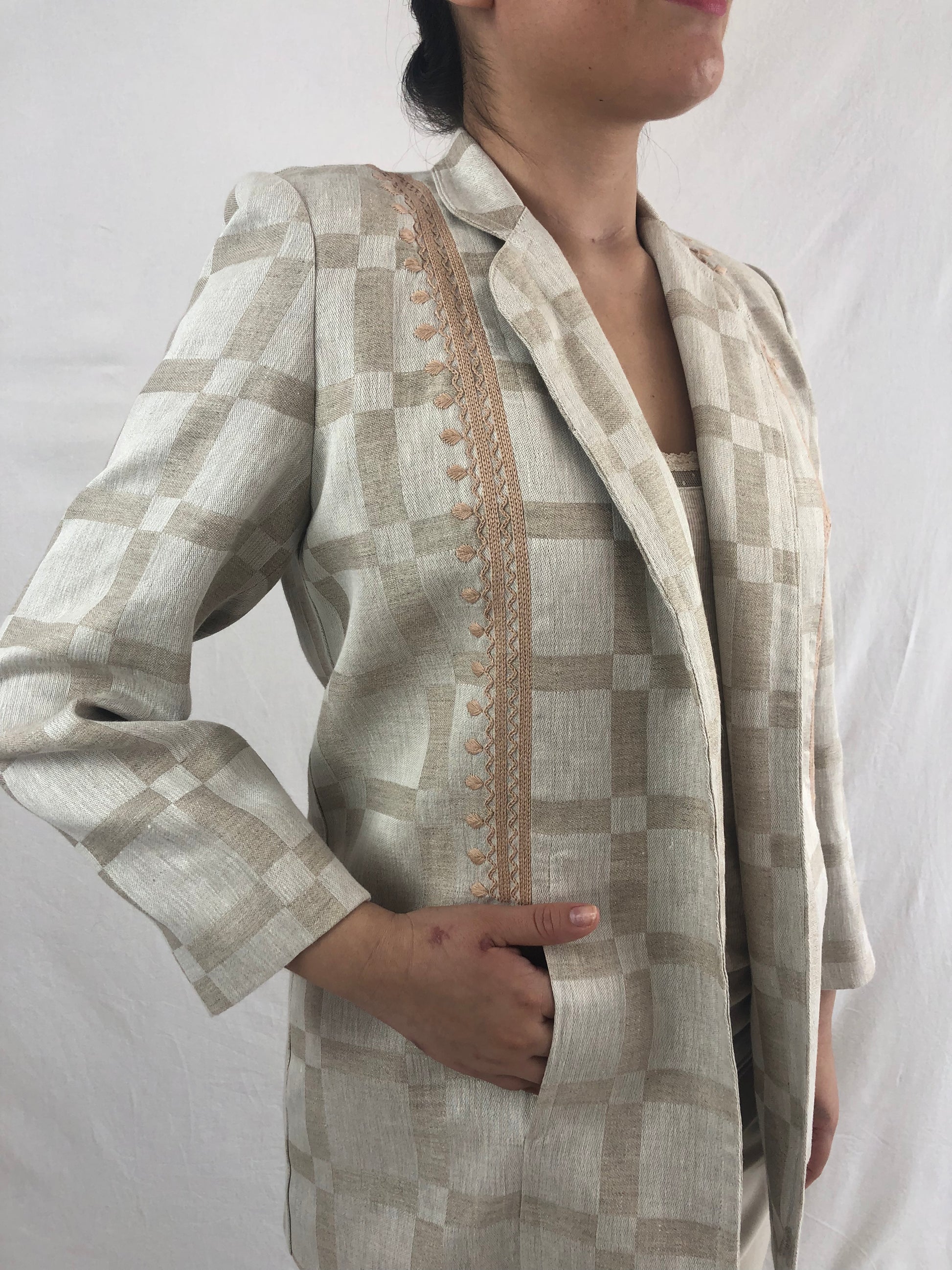 Saco Chiapas lino bordado Chamula color beige a cuadros, detalle del bordado y bolsillo.