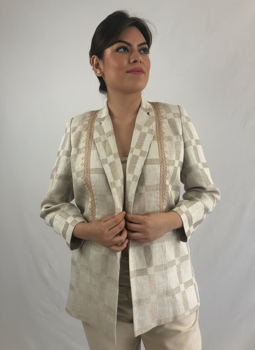 Saco Chiapas lino bordado Chamula color beige a cuadros, vista frontal.