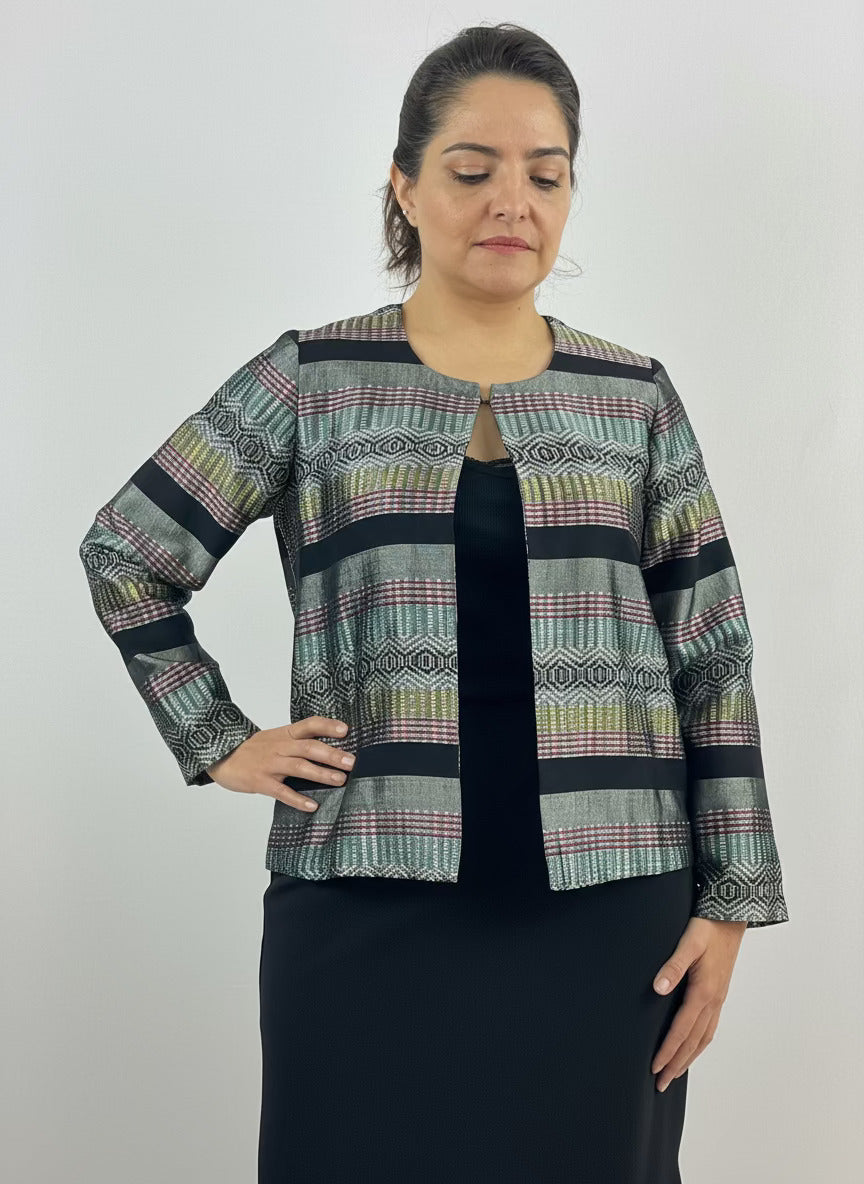 Saco Chiapas tela artesanal sedalina, vista frontal en modelo.