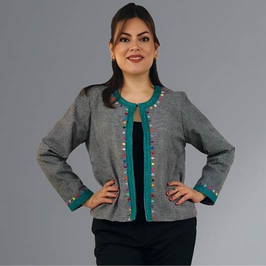 Saco confeti de telar artesanal Zinacantán vista frontal en modelo.