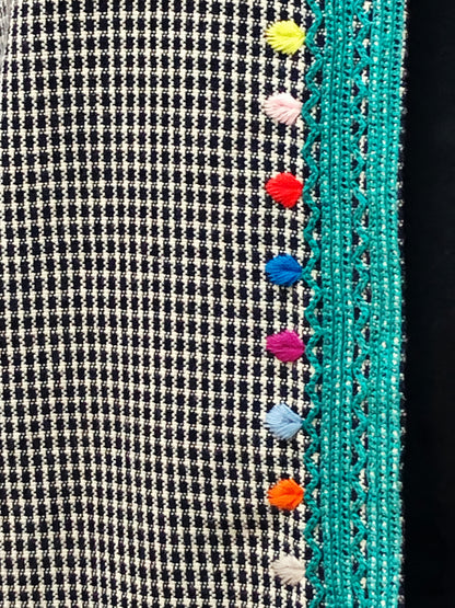 Saco confeti de telar artesanal Zinacantán, detalle del bordado.