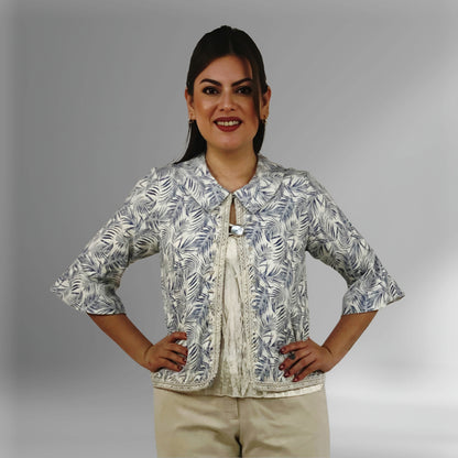 Saco de Rayón Palmas Bordado Chamula, vista frontal en modelo.