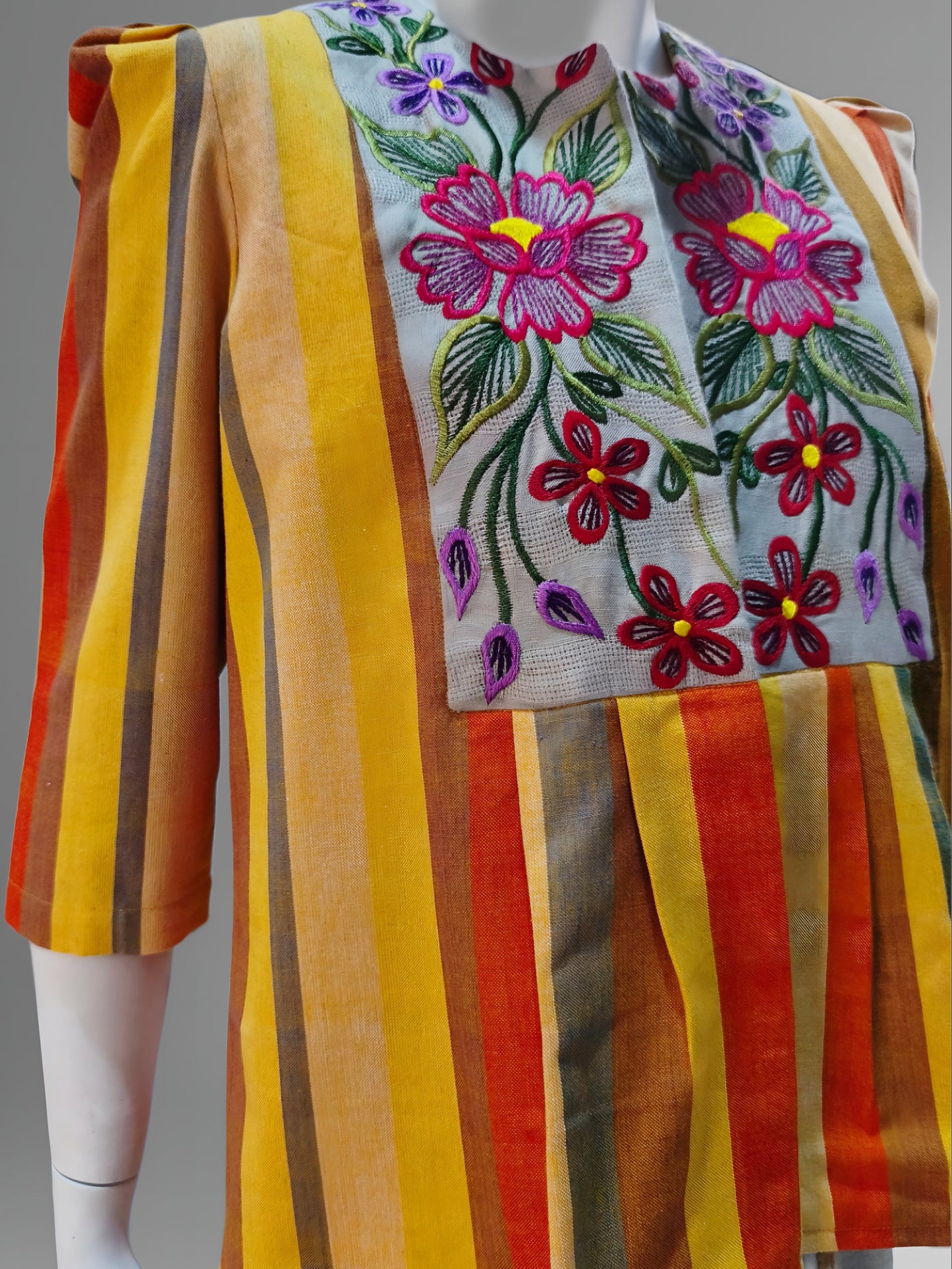 Saco de Telar Artesanal bordado Zinacantán color amarillo, detalle del bordado.