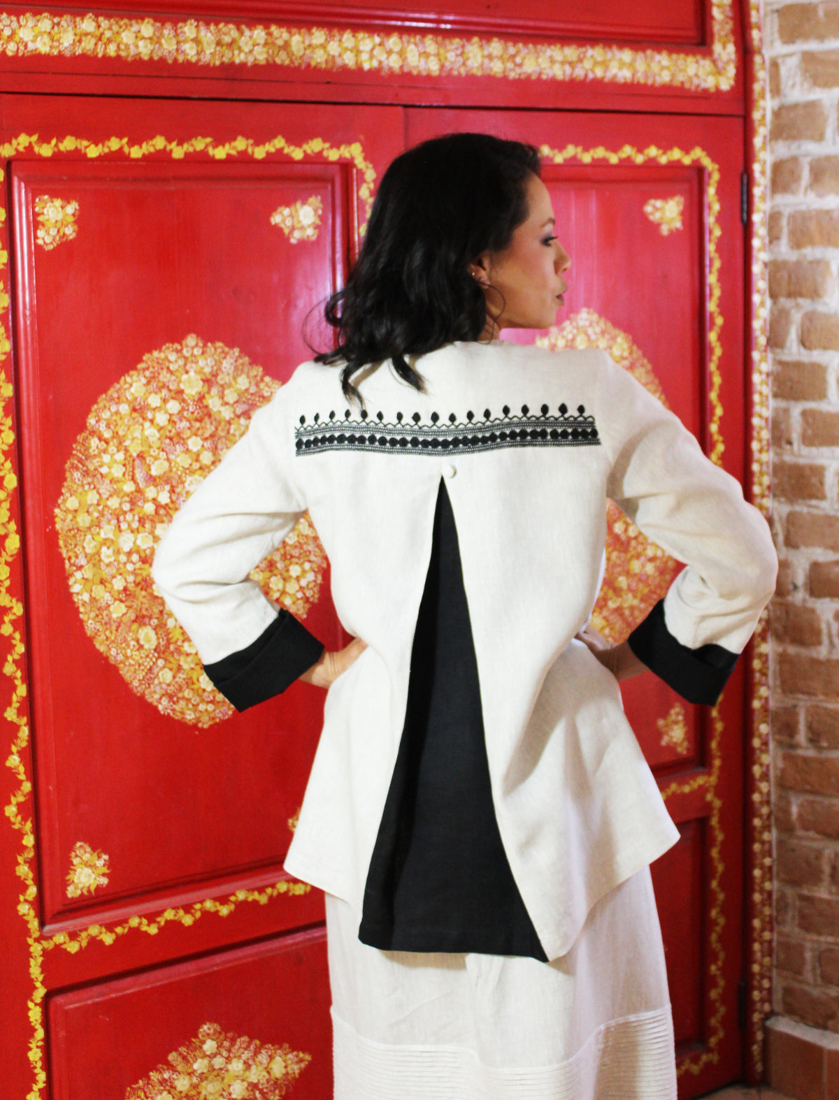 Saco de lino bordado Chamula color beige, bordado chamula en color negro. Detalle del pliegue y bordado de la espalda.