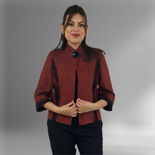 Saco de lino botón coco Bordado Chamula vista frontal en modelo.