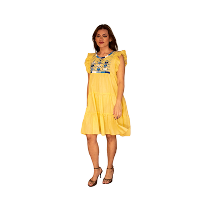 Vestido 3 olanes milpa color amarillo vista frontal en modelo