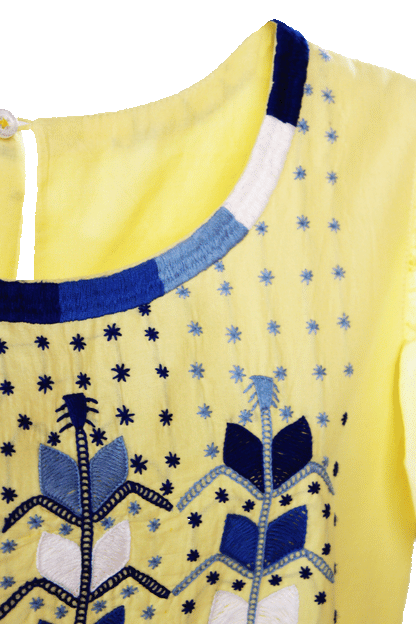 Vestido 3 olanes milpa color amarillo, detalle del bordado