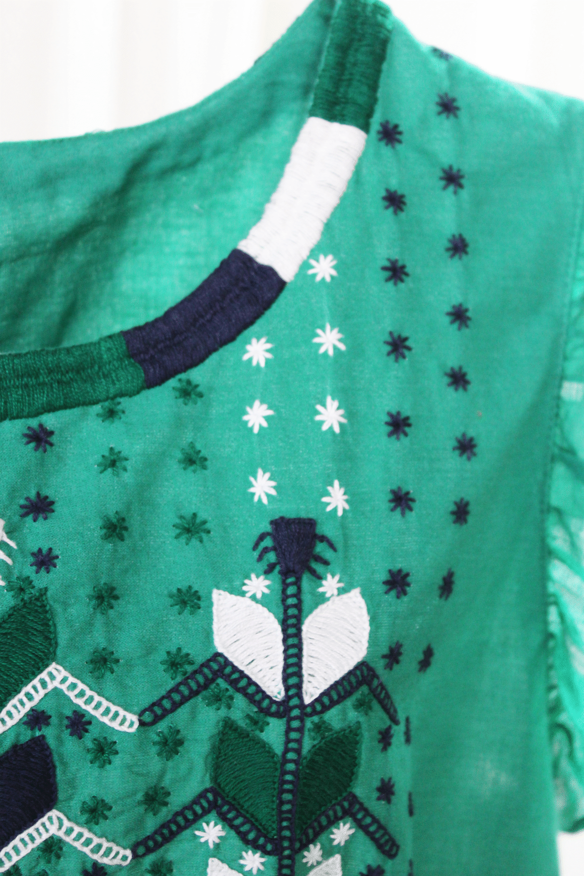Vestido 3 olanes milpa color verde, detalle del bordado