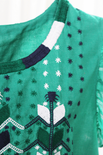 Vestido 3 olanes milpa color verde, detalle del bordado