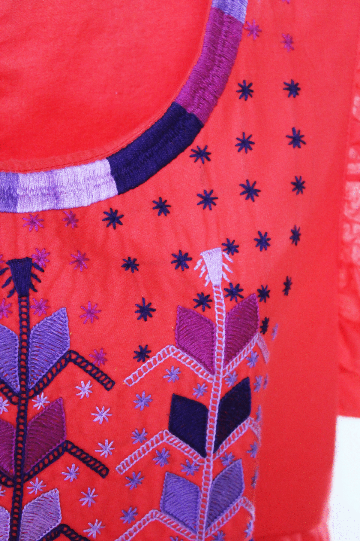 Vestido 3 olanes milpa color rojo, detalle del bordado
