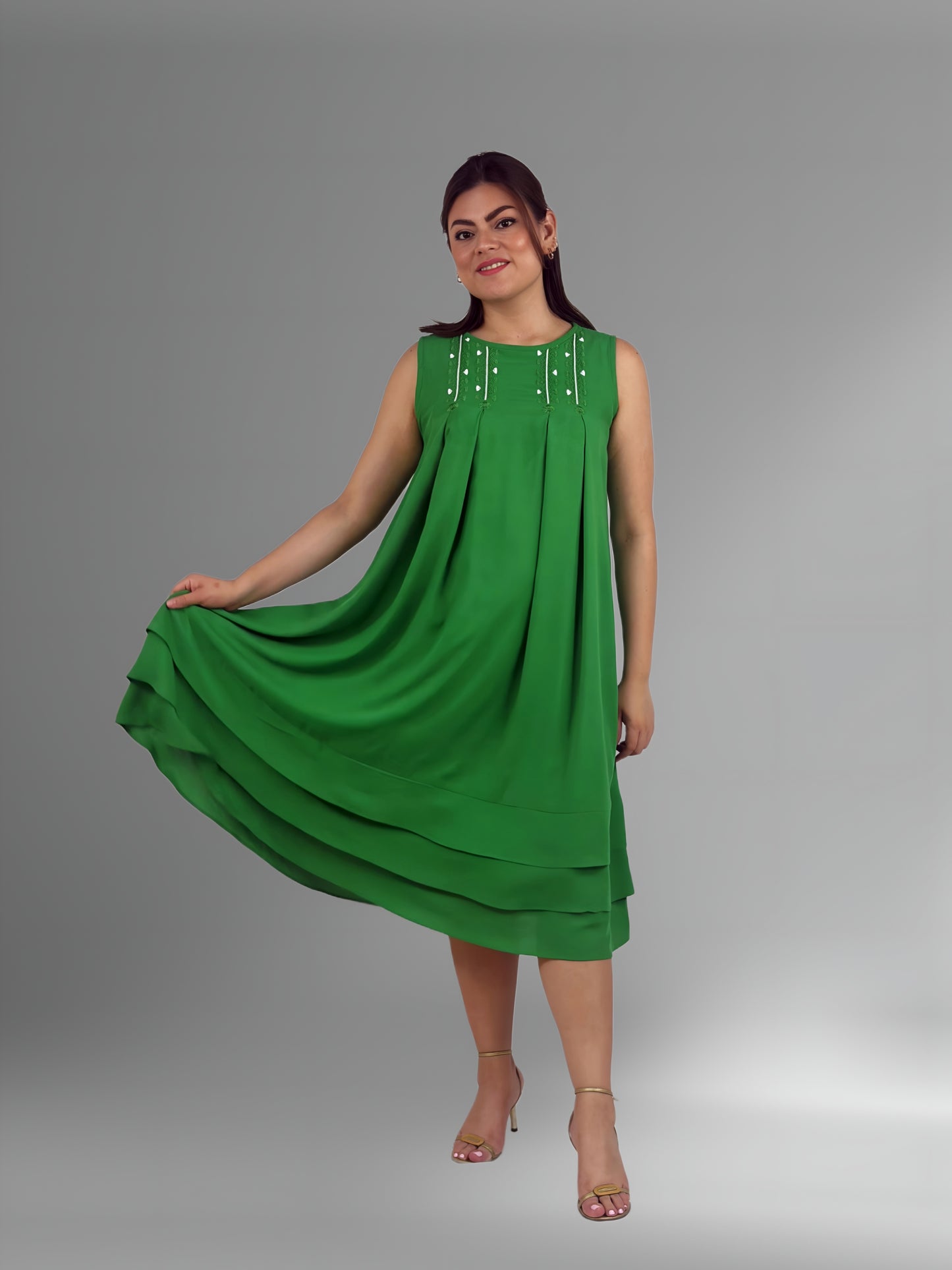 Vestido 4 pliegues y tres vuelos bordado Chamula color verde perico, bordado verde y blanco, vista frontal en modelo.
