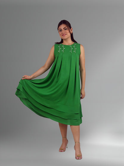 Vestido 4 pliegues y tres vuelos bordado Chamula color verde perico, bordado verde y blanco, vista frontal en modelo.