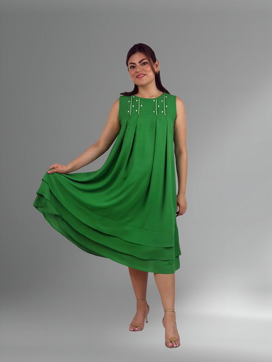 Vestido 4 pliegues y tres vuelos bordado Chamula color verde perico, bordado verde y blanco, vista frontal en modelo.