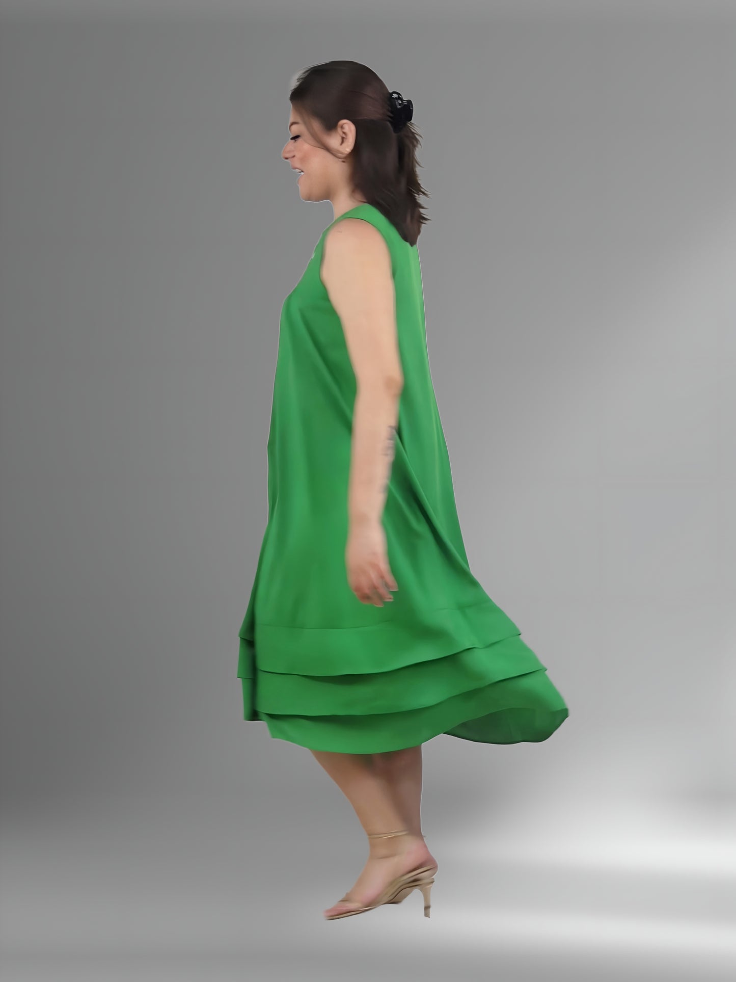 Vestido 4 pliegues y tres vuelos bordado Chamula, color verde perico, vista lateral en modelo en movimiento. 