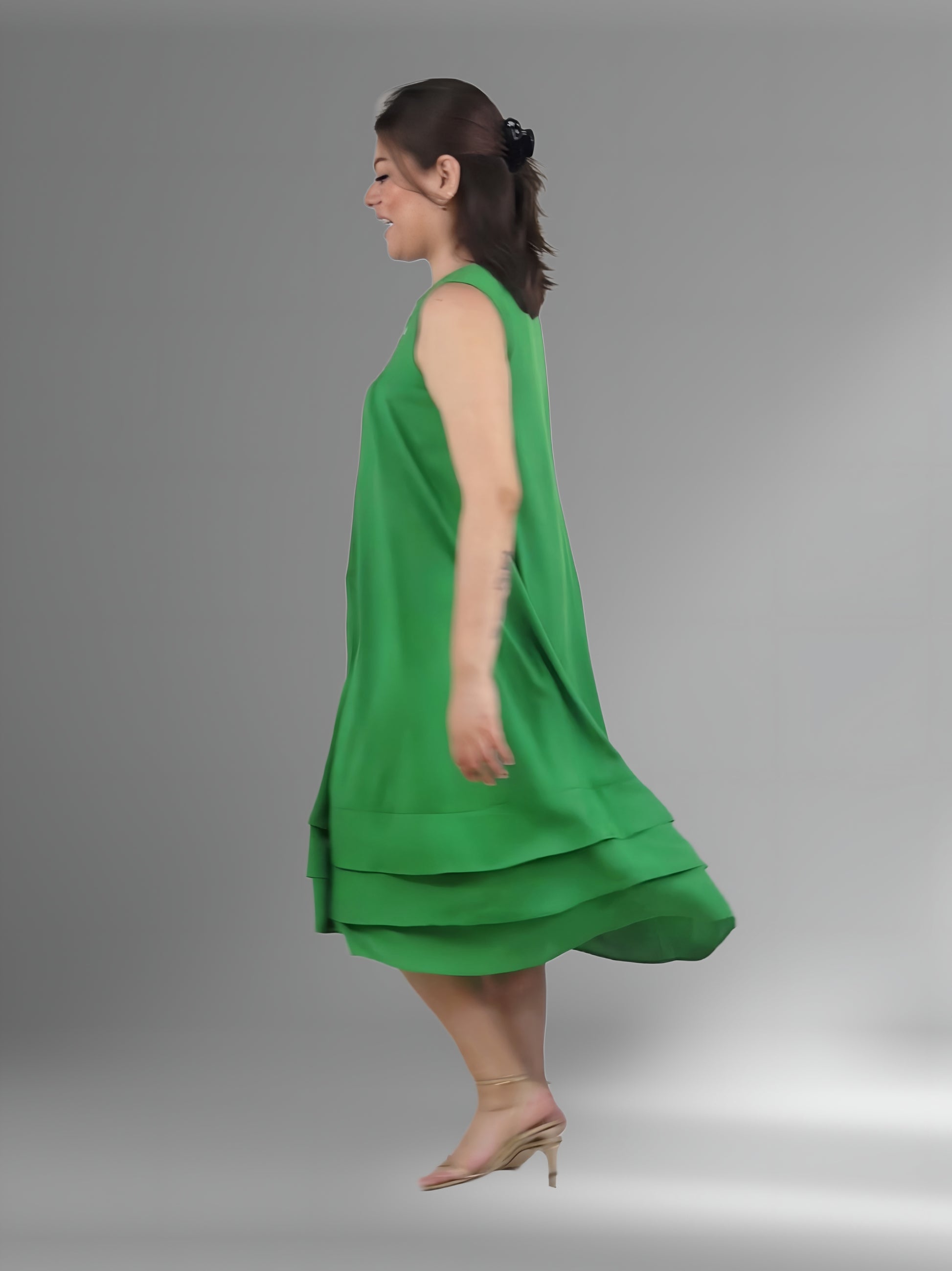 Vestido 4 pliegues y tres vuelos bordado Chamula, color verde perico, vista lateral en modelo en movimiento. 
