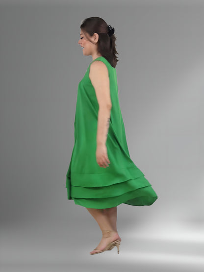 Vestido 4 pliegues y tres vuelos bordado Chamula, color verde perico, vista lateral en modelo en movimiento. 