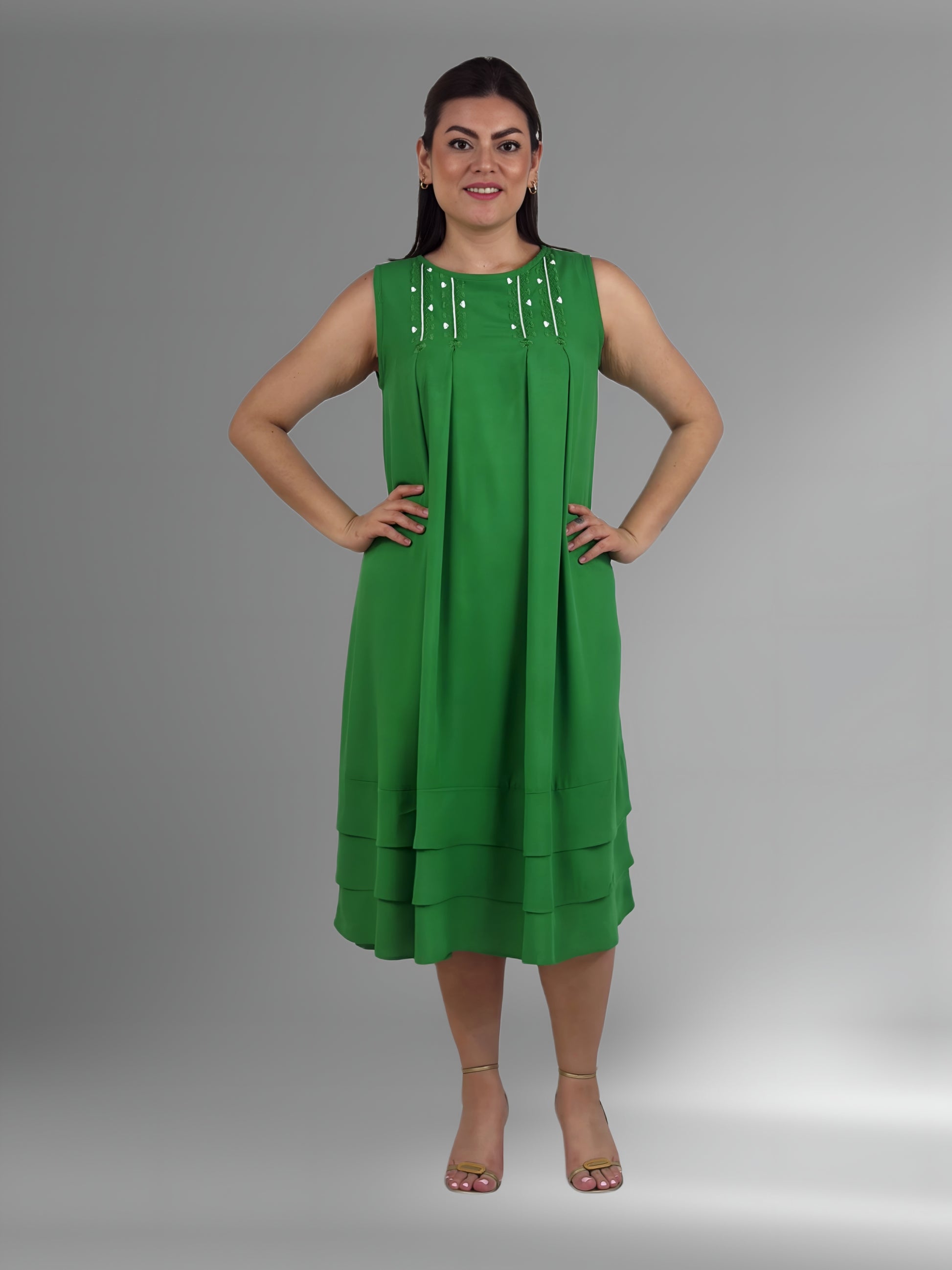 Vestido 4 pliegues y tres vuelos bordado Chamula, color verde perico, vista frontal en modelo.
