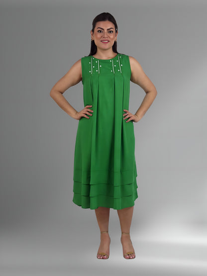 Vestido 4 pliegues y tres vuelos bordado Chamula, color verde perico, vista frontal en modelo.