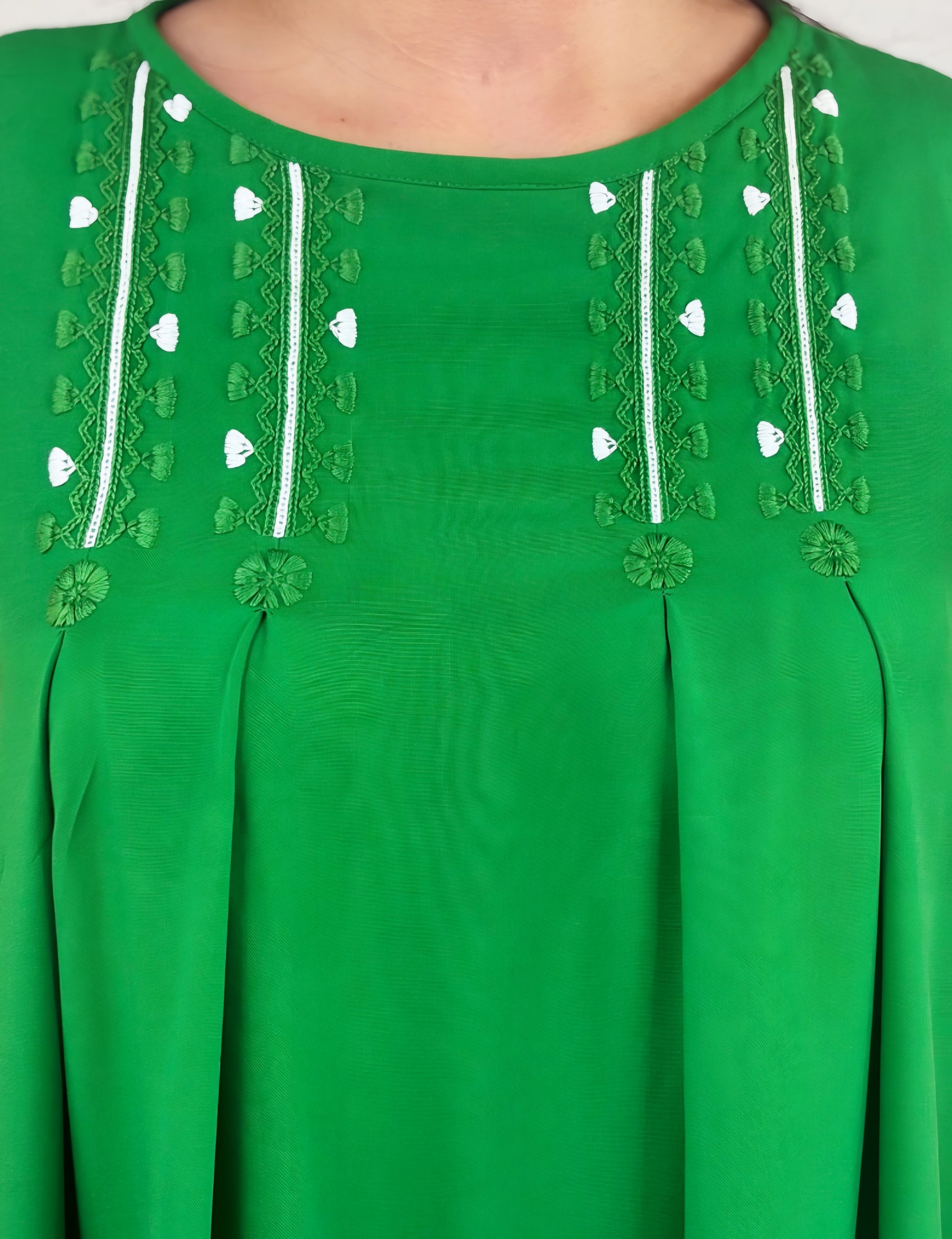 Vestido 4 pliegues y tres vuelos bordado Chamula color verde perico, bordado verde y blanco, detalle de los pliegues y bordado.