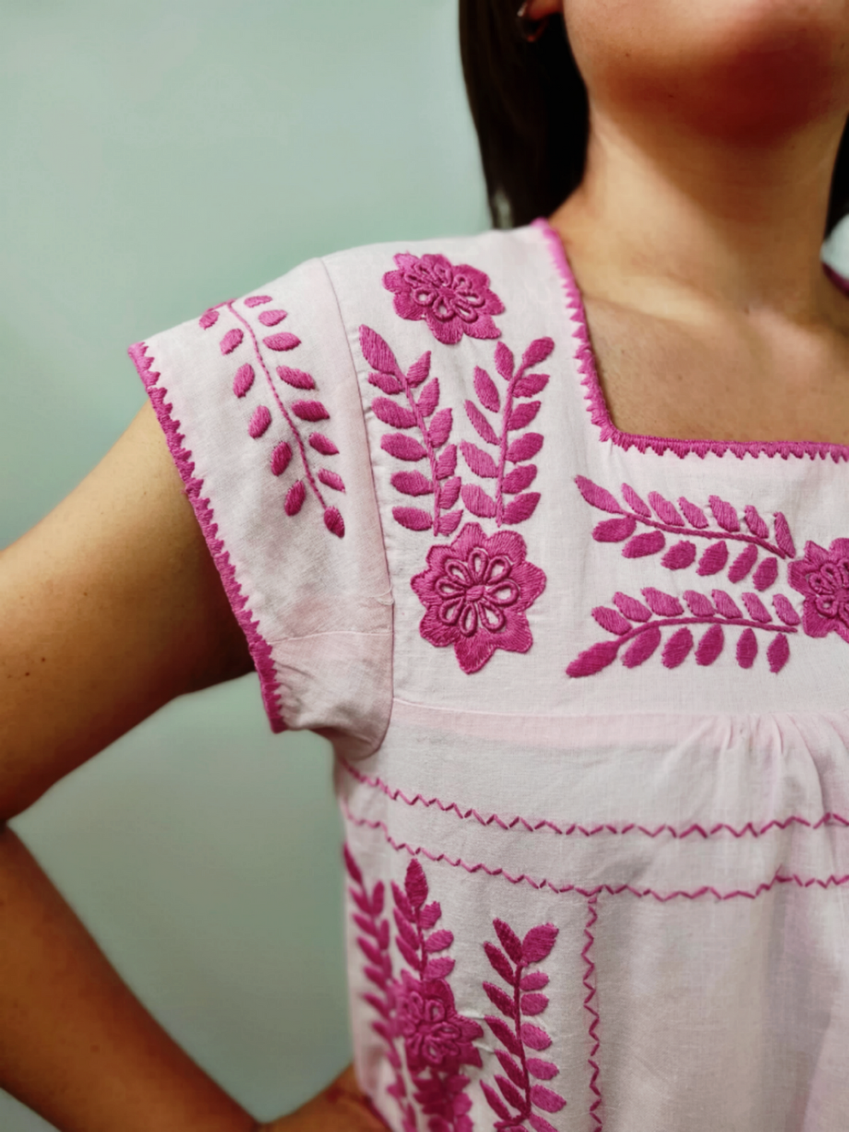 Vestido Bolsas de Algodón, bordado Aguacatenango color rosa, detalle del bordado.