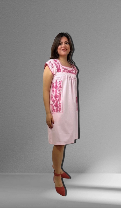Vestido Bolsas de Algodón, bordado Aguacatenango color rosa, vista lateral en modelo.
