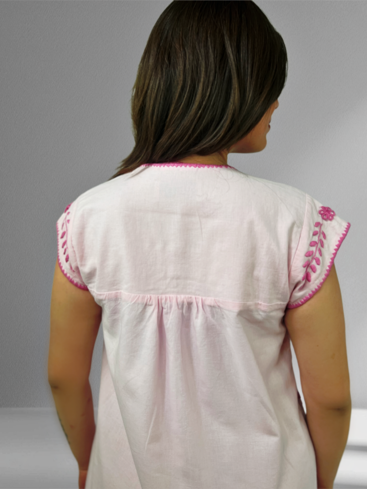 Vestido Bolsas de Algodón, bordado Aguacatenango, color rosa, vista posterior.