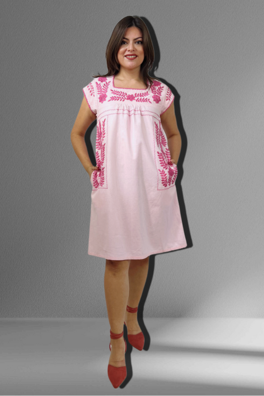 Vestido Bolsas de Algodón, bordado Aguacatenango, color rosa, vista frontal.