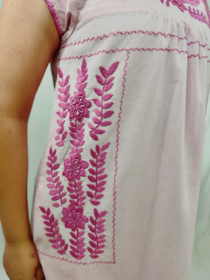 Vestido bolsas bordado Aguacatenango, color rosa, detalle del bordado y tela.